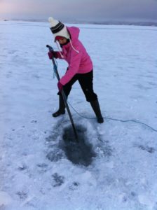 Vök höggvin fyrir sýnatöku.